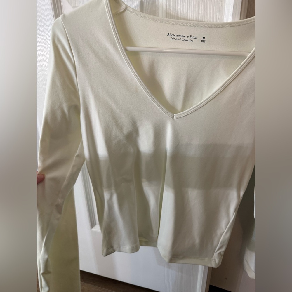 Abercrombie Soft Stretchy White V-Neck Top - Picture 3 of 6